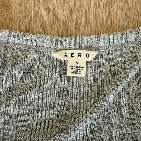 Aeropostale Long Sleeve Gray Knit Crop Top Size M low neck button detail - Picture 5 of 9